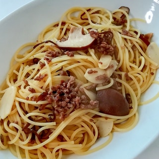 にんにくたっぷり！ひき肉と塩昆布のオイル系パスタ